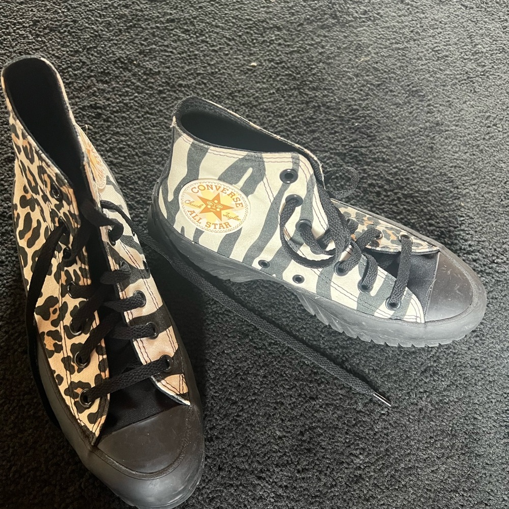Almost  brand new only worn like4 times!! Custom converse waiting for you !